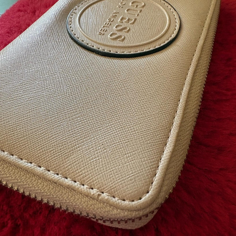 Guess Wallet - Picture 3 of 10